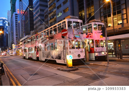 停留場で停車中の香港のトラム　夜 109933383