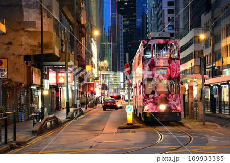 停留場で停車中の香港のトラム　夜 109933385