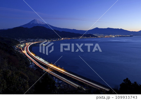 夜明けの駿河湾と東名高速と由比漁港と富士山 109933743