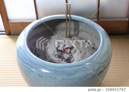 火鉢の炭火 109933787