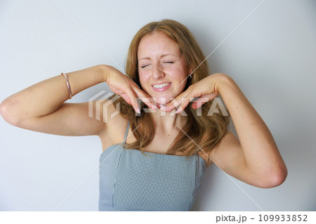 嬉しそうに笑うブロンドヘアの白人女性 嬉しそうに笑うブロンドヘアの白人女性 109933852