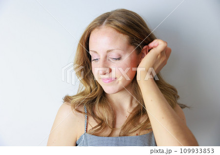 髪の毛を触る女性 髪の毛を触る女性 109933853