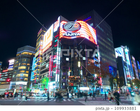 銀座夕景 - 賑わう夜の数寄屋橋交差点（2023年11月） 109933881
