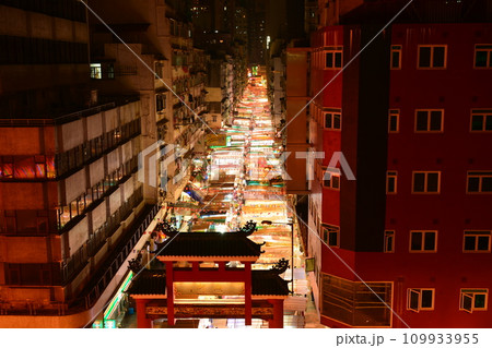 香港・テンプルストリート（廟街）のナイトマーケット 109933955