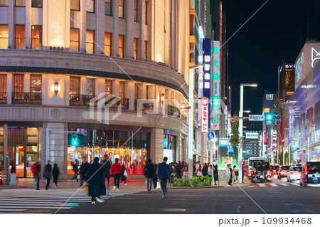 銀座夕景 - 賑わう夜の銀座4丁目交差点（2023年11月） 109934468