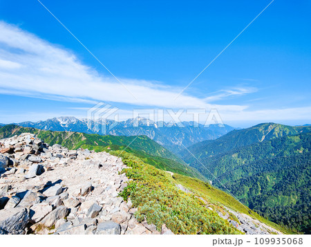 夏の爺ヶ岳登山（爺ヶ岳南峰頂上から剱岳・立山方面の眺め） 109935068