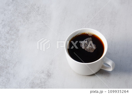 コーヒーカップに入ったコーヒー コーヒーカップに入ったコーヒー 109935264