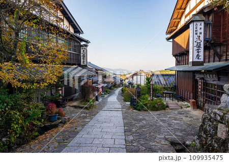 秋の馬籠宿の風景 秋の馬籠宿の風景 109935475