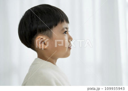 7歳の男の子　横顔 109935943