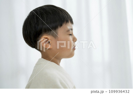目を閉じた7歳の男の子　横顔 109936432