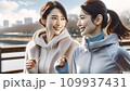 冬にジョギングを楽しむ女性たち_03 109937431
