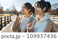 冬にジョギングを楽しむ女性たち_05 109937436