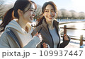 冬にジョギングを楽しむ女性たち_07 109937447