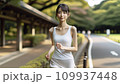 冬なのにジョギングを楽しむ元気な女性 109937448