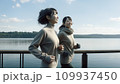 冬にジョギングを楽しむ女性たち_08 109937450