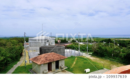 沖縄県津堅島のにんじんの形をした展望台から見える風景 沖縄県津堅島のにんじんの形をした展望台から見える風景 109937639