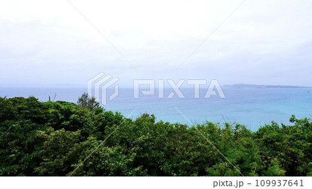 沖縄県津堅島のにんじんの形をした展望台から見える風景 沖縄県津堅島のにんじんの形をした展望台から見える風景 109937641