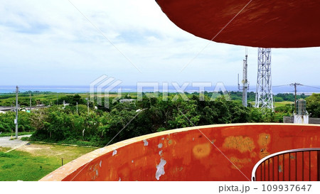沖縄県津堅島のにんじんの形をした展望台から見える風景 109937647