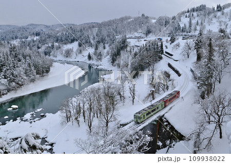 冬 信州JR飯山線栄村千曲川沿線の雪景色を走るおいこっと（国道117 森宮之原駅近くの栄大橋より） 109938022