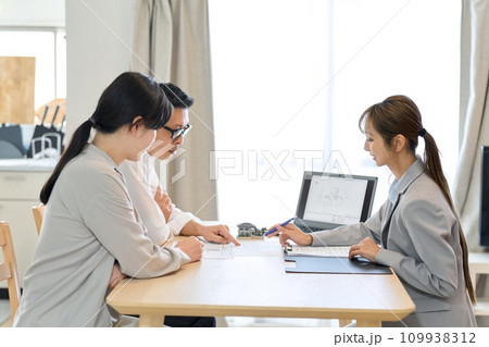 家の間取りの打ち合わせをする男性 109938312