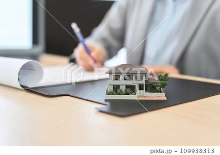 不動産の契約書にサインをする女性 109938313