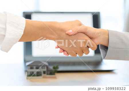 不動産の契約で握手をする男女 不動産の契約で握手をする男女 109938322