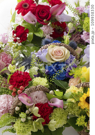 母の日のフラワーギフト　カラフルな花たち 109938330
