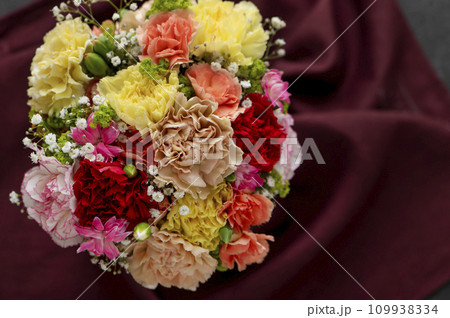 母の日のフラワーギフト　カラフルな花たち 109938334