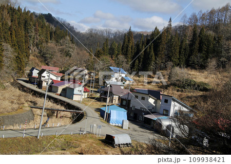 冬の山奥の集落は光を浴びて元気いっぱい　福島県只見町 109938421