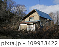冬木立の壊れた家　福島県只見町 109938422