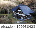 山の奥の古い家、雪の降るの待っている　福島県只見町 109938423