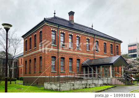 四高記念文化交流館 斜め正面 石川県金沢市 雨 四高記念文化交流館 斜め正面 石川県金沢市 雨 109938971