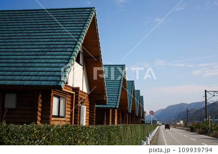 秋の朝日を浴びる朝日ヒスイ海岸オートキャンプ場のコテージ群(日本 富山県下新川郡) 秋の朝日を浴びる朝日ヒスイ海岸オートキャンプ場のコテージ群(日本 富山県下新川郡) 109939794