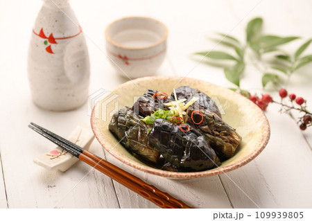 家庭料理　茄子の煮浸しと日本酒の熱燗 109939805