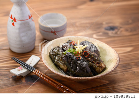 家庭料理　茄子の煮浸しと日本酒の熱燗 109939813