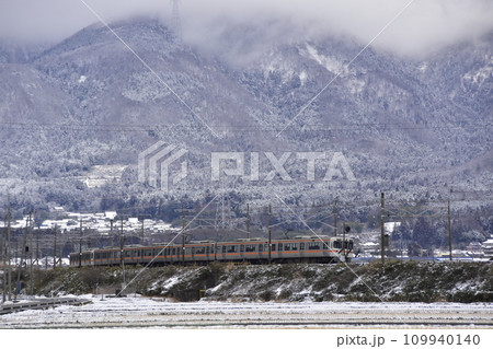 冬の近江路を行く 109940140