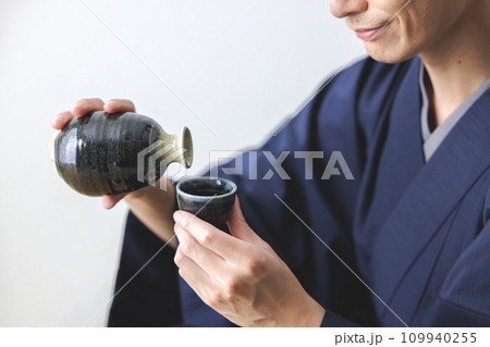 日本酒を飲む男性の手元 日本酒を飲む男性の手元 109940255