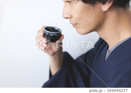 日本酒を飲む男性の手元 日本酒を飲む男性の手元 109940257