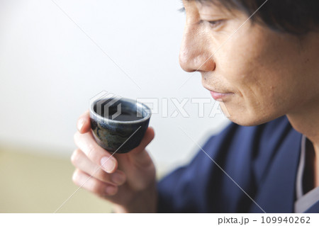 日本酒を飲む男性の手元 109940262