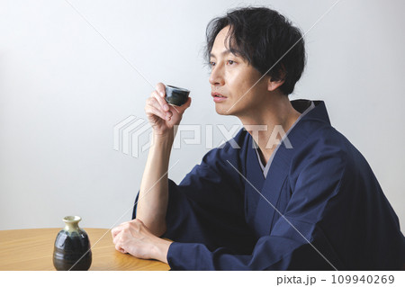 日本酒を飲む男性 日本酒を飲む男性 109940269