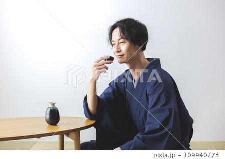 日本酒を飲む男性 109940273