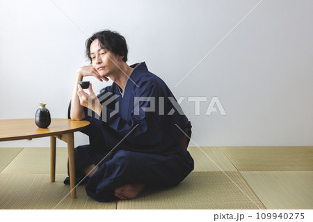 日本酒を飲む男性 日本酒を飲む男性 109940275