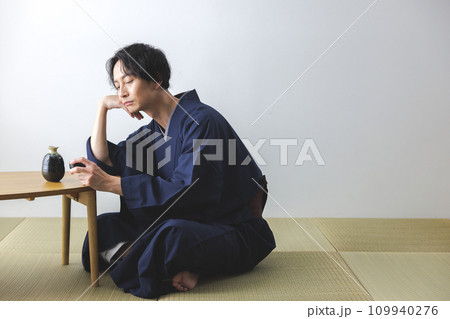 日本酒を飲む男性 日本酒を飲む男性 109940276