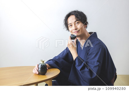 日本酒を飲む男性 日本酒を飲む男性 109940280