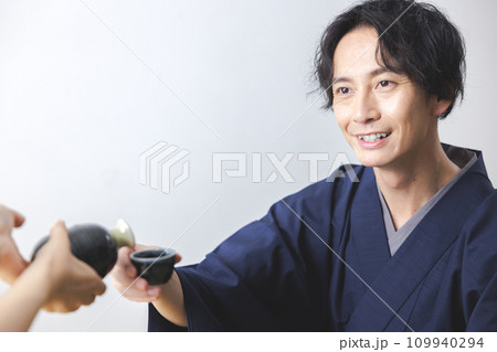 日本酒を飲む男性 109940294