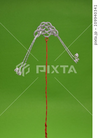 水引で作ったやじろべえ 水引で作ったやじろべえ 109940341