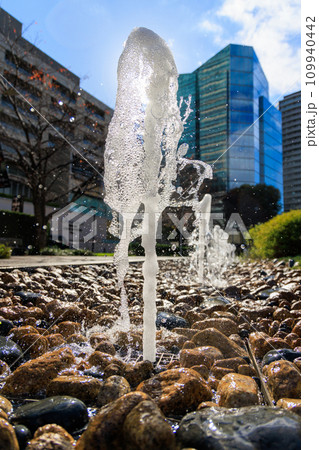 噴水から吹き出る水が見せる瞬間の形 噴水から吹き出る水が見せる瞬間の形 109940442