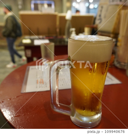 「カウンターでビール」 109940676