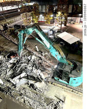 夜間の解体工事現場 夜間の解体工事現場 109940867