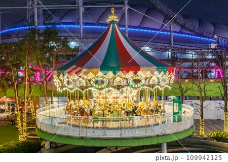 【東京の都市風景】後楽園夜のメリーゴーランド 【東京の都市風景】後楽園夜のメリーゴーランド 109942125